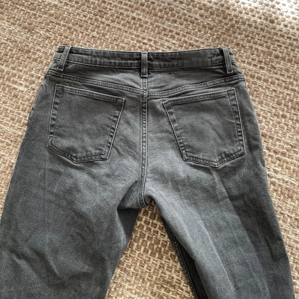 Säljer dessa svarta midrise jeans från monki. Bootcut!! Står ingen storlek men skulle gissa på L (40) midjemått: 40cm Innerbenslängd: 80cm 💕Lite slitage längst ner på byxorna (bild 3)🥰. Jeans & Byxor.