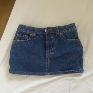 lågmidjad jeanskjol - säljer min mörkblåa lågmidjade jeanskjol med snygga fickor! de är köpta på asos och jag säljer den pga att den inte passar mig längre. den är perfekt nu till sommaren!💗kontakta om du har några frågor🫶🏼