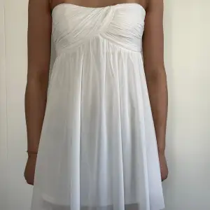 Superfin kort vit klänning. Perfekt till student/skolavslutning. Pris kan diskuteras 