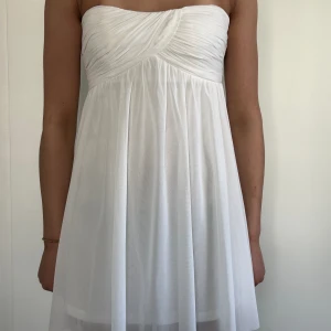 Vit klänning - Superfin kort vit klänning. Perfekt till student/skolavslutning. Pris kan diskuteras 