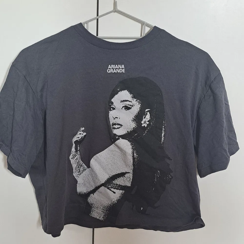 Säljer denna Ariana Grande t-shirten eftersom den tyvärr inte kommit till användning för mig, köpt på h&m.. T-shirts.