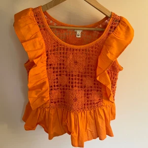 Orange sommartopp  - Fin orange sommar topp med fina detaljer. Aldirg använd då den inte kommer till användning men i nyskick. Vid fler frågor eller bilder är det bara att kontakta i chatten. Köparen står för frakten💕
