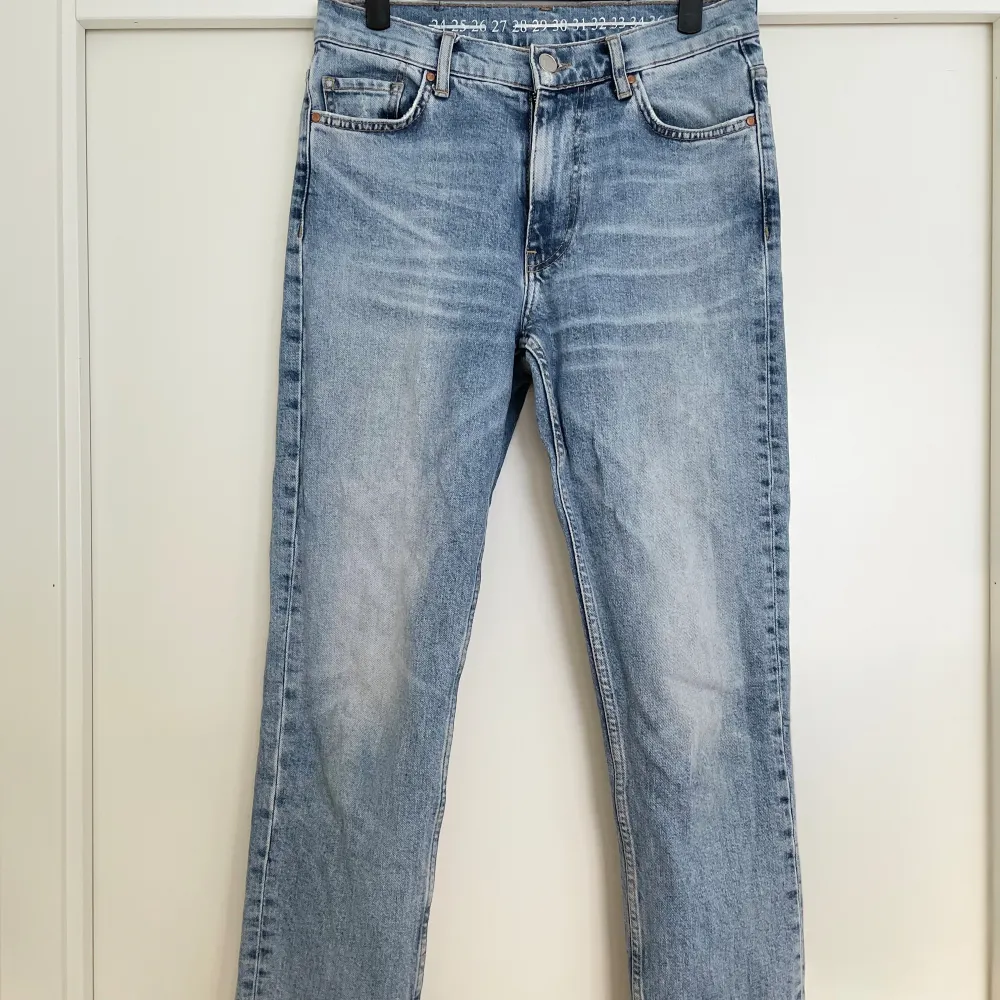 Raka jeans med normalhög midja från bikbok. . Jeans & Byxor.
