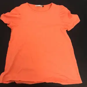 En orange t-shirt