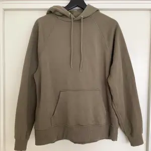 Khakifärgad hoodie från h&m som är mer oversize i modellen. 