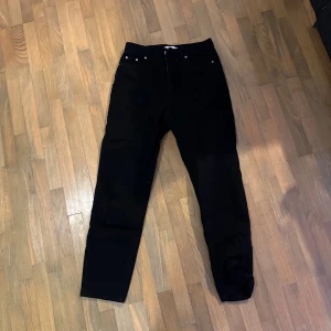 Svarta gina tricot jeans - Straight leg, high waist jeans. Knappt använda. Stretchiga. Nypris 500kr