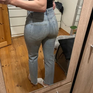 Slim jeans - Slim jeans från hm. Sitter snyggt på rumpan. Passar mig som har xs/25 Säljer då jag har för många jeans 💛