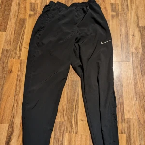 nike dri-fit byxor - Skick 10/10  Säljer pågrund utav att dom är för stora, har aldrig använt dom, Skicka meddelande om du har frågor 