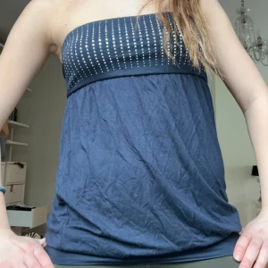 Söt topp - Så söt bandou top med jättfina rinestone detaljer!💙🩵💙 Stretchig material.