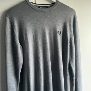 Detta är en grå stickad fred Perry tröja! Använd några gånger, Nypris: 2200kr