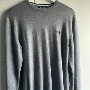 Grå fred Perry tröja - Detta är en grå stickad fred Perry tröja! Använd några gånger, Nypris: 2200kr