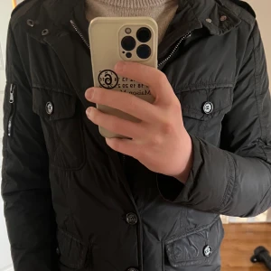 MONCLER FIELD JACKET - Nu säljer jag min ovanliga Moncler field jacka i storlek 1 som motsvarar S! Jackan är i nyskick och jäävligt fräsch💯. Köpt ny för ca 7000.  Kom gärna i dm vid frågor eller behov av fler bilder 😁 Tar gårna emot byten!