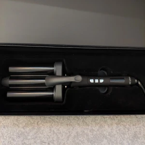 Locktång/vågtång - Locktång från lyko Aariel Hair Waver by lyko). Helt ny, köpt i julas men har aldrig kommit till användning. Oanvänd och kommer i orginalförpackningen. Säljer för 550kr (nypris 649kr)