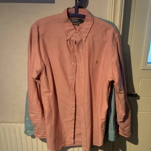 Ralph lauren skjorta - Ralph lauren skjorta i storlek L custom/slim fit.   Skick: utmärkt. Färg: Rosa