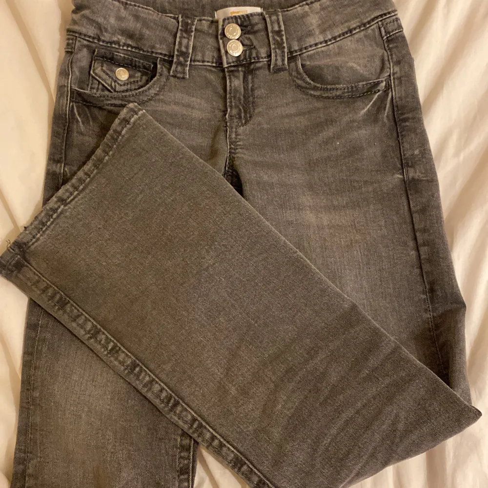 Säljer dessa jättesnygga Bootcut lowwaist jeansen från Gina. Storlek: 152. Ordinarie pris: 350❤️. Jeans & Byxor.