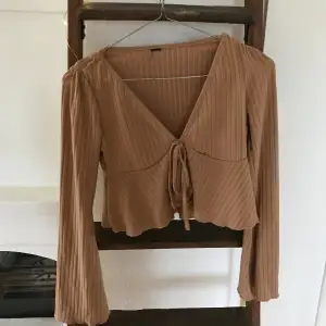 Beige/brun kort tröja från SHEIN i strl XS 
