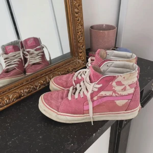 Vans skor  - Så coola vans skor med dödskalle på! Gammal limited edition modell och finns inte att få tag på längre❗️ najs till sommaren