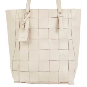 Ulrika Design Braided Hink Bag - Stor beige flätad väska från Ulrika Design i vegan skinn. Flätad hink bag modell, stor och rymlig med långa axelremmar så man kan bära den över axeln. Mått: Höjd 36 cm Bredd 37 cm Djup 13 cm. Nypris: 750kr. Aldrig använd. 