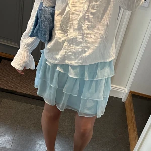 Blå volangkjol  - Blå volangkjol från h&m i storlek M. Fint skick. Använd gärna köp nu! 