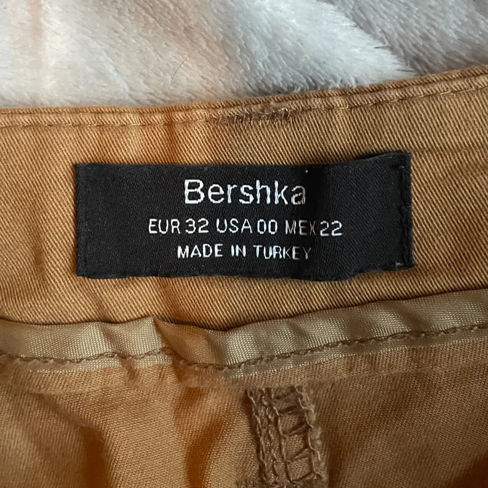 Kostymbyxor (straight leg). Mörk beige färg. Storlek finns på bild 4. Bra material och kvalite. Nyskick. Medelhögmidjade. Kan postas, isf står köpare för frakt. Annars funkar upphämtning i Malmö. . Farkut & Housut.