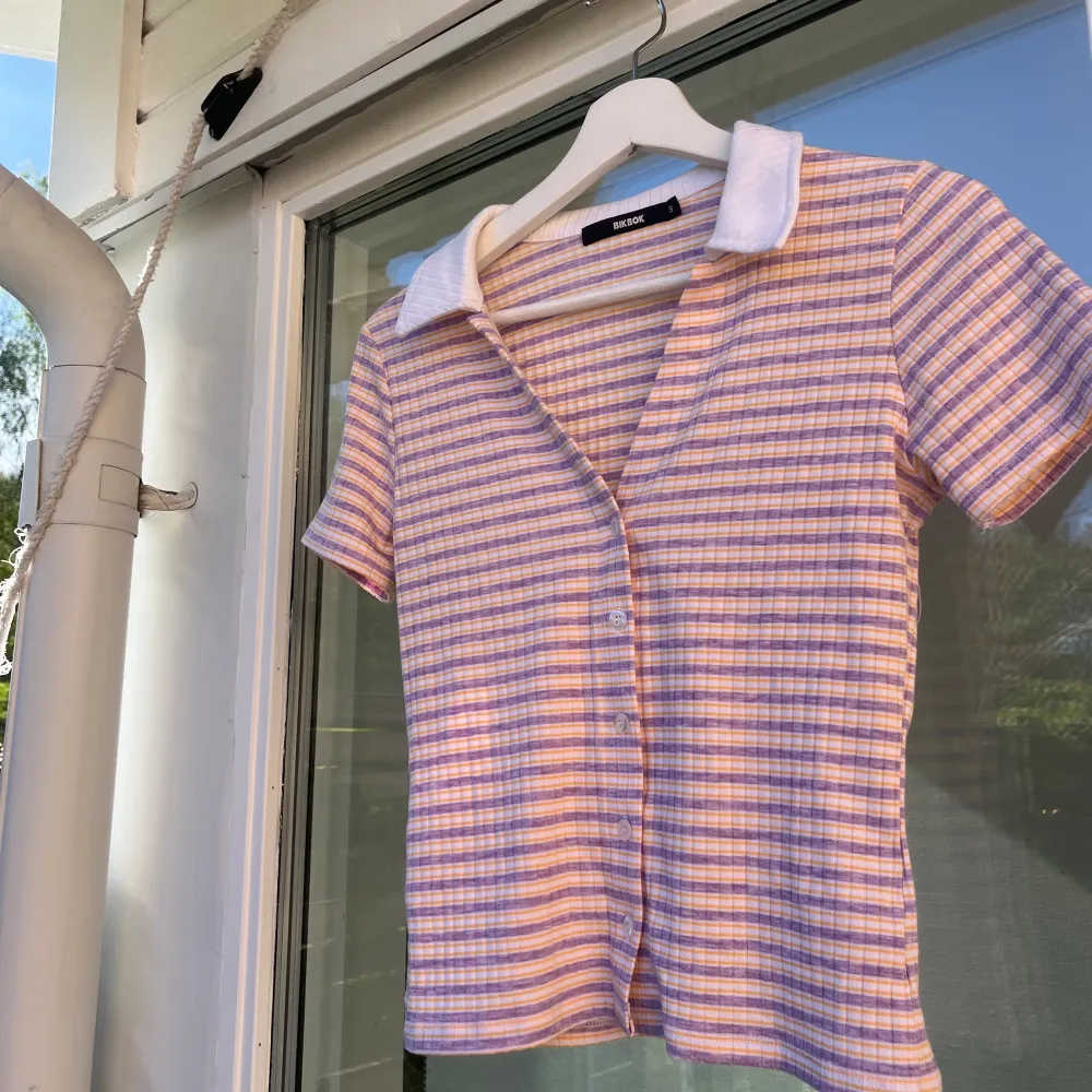 Jättefin kortärmad tröja i mjukt material och som ny!! Färg: lila, orange och vit Pris 55kr. T-shirts.