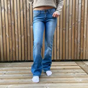 Jätte söta Lee jeans, är dock  för långa för mig. 💕 W25 L31 Modell : Joliet