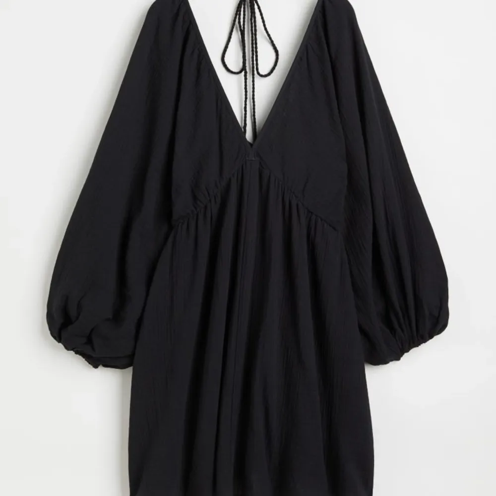 Svart klänning från H&M i strl S, nyskick 🖤Nypris: 400kr. Klänningar.