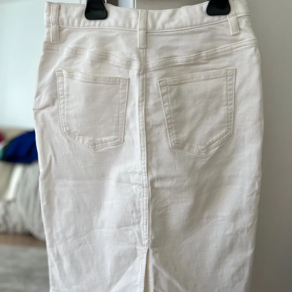 Vit jeans kjol från Arket, använd 1 gång. Storlek 34 (har normalt 34-36). Tillkommer vitt bälte.   Artikel nummer: 1181784002002. Jeans & Byxor.