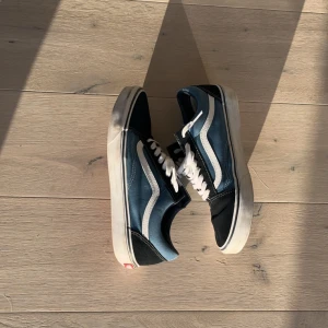 Vans Old Skool ”Navy” - Säljer dessa super feta vansen jag köpte till våren men som tyvärr var lite för stora. Bra skick, använda 5 gånger ish. Hör gärna av er för eventuella frågor // Fabian