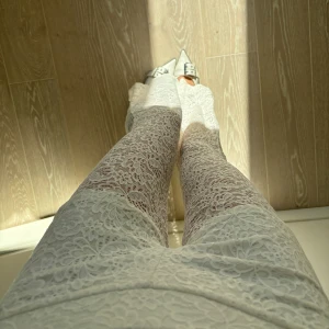 Spetsbyxor  - Sjukt snygga spetsbyxor från Gina Tricot som är helt oanvända💕 lite korta på mig som är 175 så skulle säga att de passar någon under typ 172💕 undershortsen är en del av byxan💕