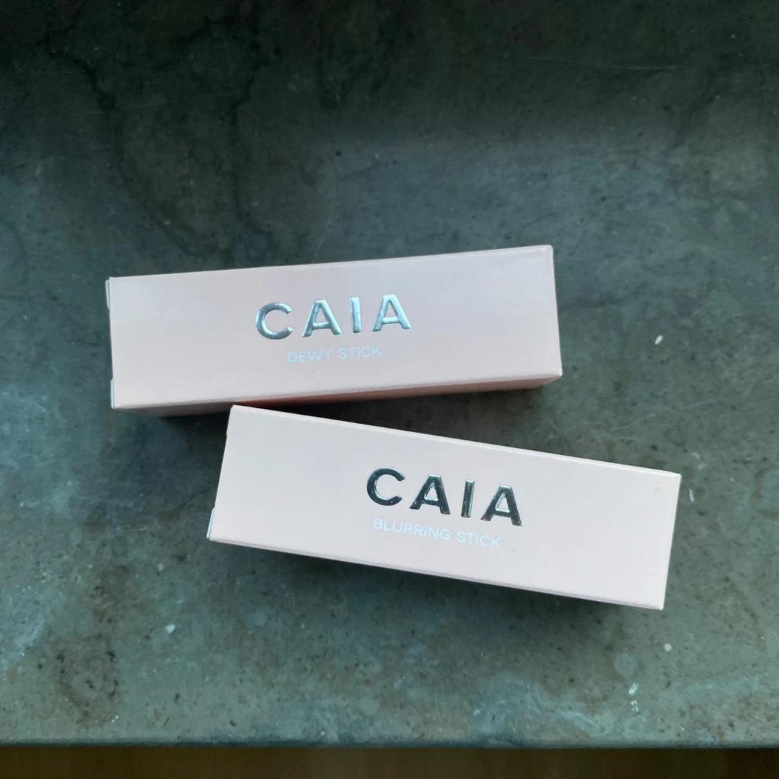Caia dewy och matte stick
