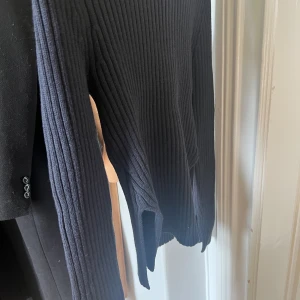 Mörkblå stickad  - Aldrig använd, mörkblå stickad tröja. 