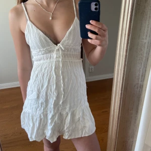 Vit klänning - Super fin klänning! Perfekt till sommaren och på stranden. Aldrig använd, nyskick! 