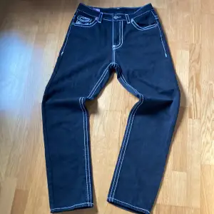 Svarta true religion jeans i storlek 34 knappt använda👍