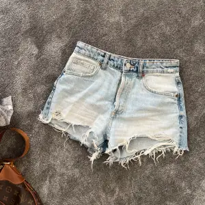 Så fina jeans short som är köpa förra sommaren på zara, de är i fint skick! 💓 (frakt tillkommer)