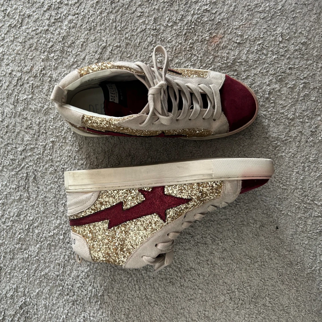 RÖDA OCH GULDIGA SKOR - 90