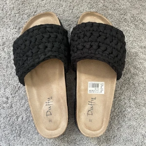 Tofflor  - Dags att sälja mina tofflor då dom inte kommer till användning har använt dom några gånger men de är i bra skick.