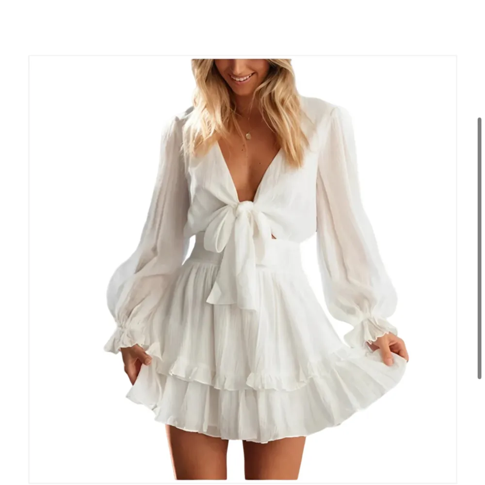 Säljer denna klänningen från dressy då jag beställde fel. Aldrig använd. Klänningar.