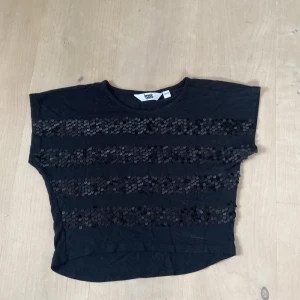  topp - Croppad fest topp från heart quake i strl xxs. Den passar även xs och är använd 3 ggr. Den är tyvär för liten för mig och inga defekter syns. Det är paljett detaljer på.