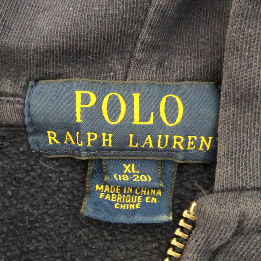 En marinblå Ralph lauren zip up hoodie i storlek XL junior. Säljer pga att den e förlusten för mig. Skick ca 7/10. Skriv om några frågor.💕. Hoodies.