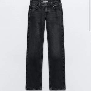 Säljer dessa superfina jeans i från zara i storlek 38, dom är bara andvända en gång så som nya!💕