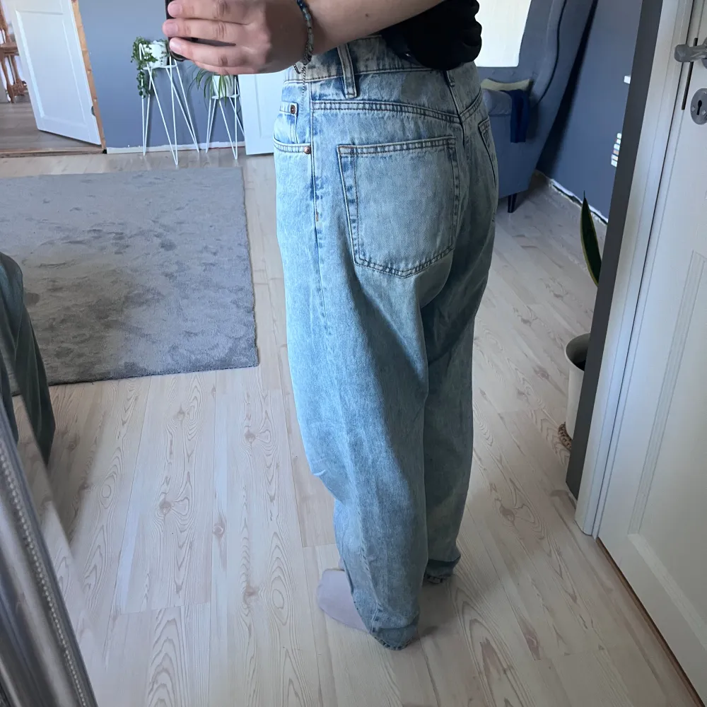 Ljusblåa ganska baggy jeans från Lindex. Inga skador eller fläckar😚. Jeans & Byxor.