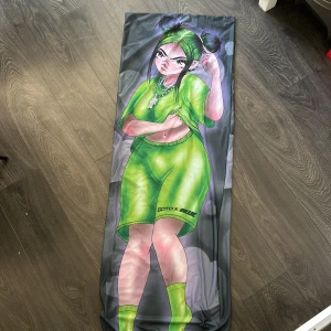 Billie Eilish kuddfodral  - Ca 160cm lång, 40cm bred. Köpt för 600kr