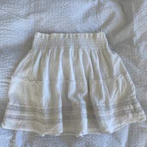 Superfin vit kort kjol från Hollister med broderidetaljer. Underkjol finns så den är inte genomskinlig! Liten antydan till missfärgning högst upp av solkräm💗