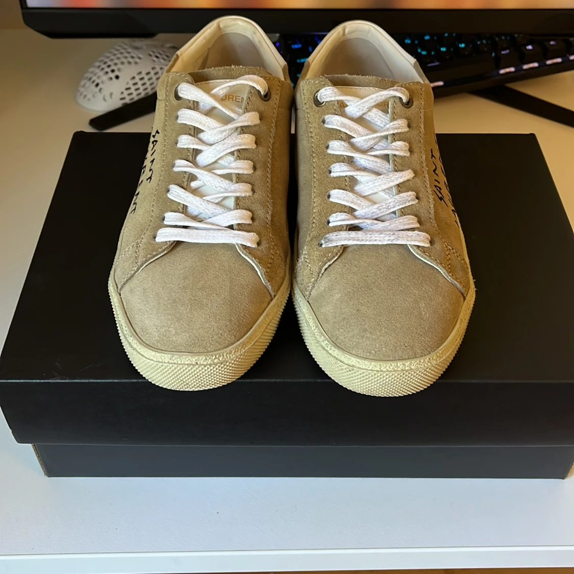 Ett par saint Laurent skor väldigt fina skick extra skosnören och även dunstbage - 92