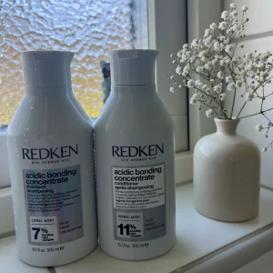 Redken schampo & balsam  - Inköpta för en vecka sedan och testade en gång så det är som nya! Passar för ett slitet/skadat eller blekt hår. 