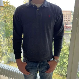 Ralph Lauren Long Sleeve Piké - Väldigt bra skick, 8/10. Modellen är ca 181 cm lång. Vikt 78 kg. Pris 399 kr. Storlek M passar även S 