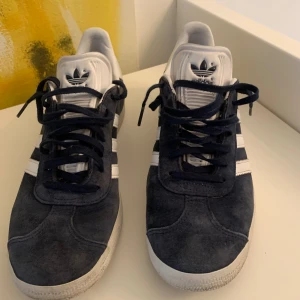 Addidas gazelle - Köpta för 1299 mitt pris 649 bra skick. Mer bilder eller frågor är det bara att ställa 
