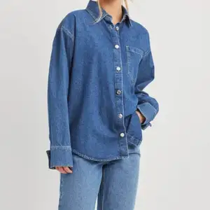 Säljer den här populära jeans skjortan från NA-KD. Storlek 36, slut på deras hemsida, säljer den då den var lite stor på mig 🩵
