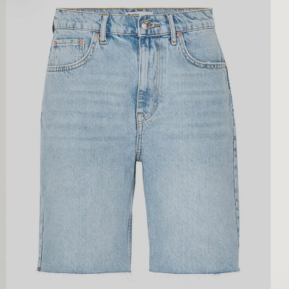 Ljusblå jeansshorts från Gina Tricot i stl 32. Endast använda en gång. Längd: 45 cm. Bredd i midjan: 37 cm.. Shorts.